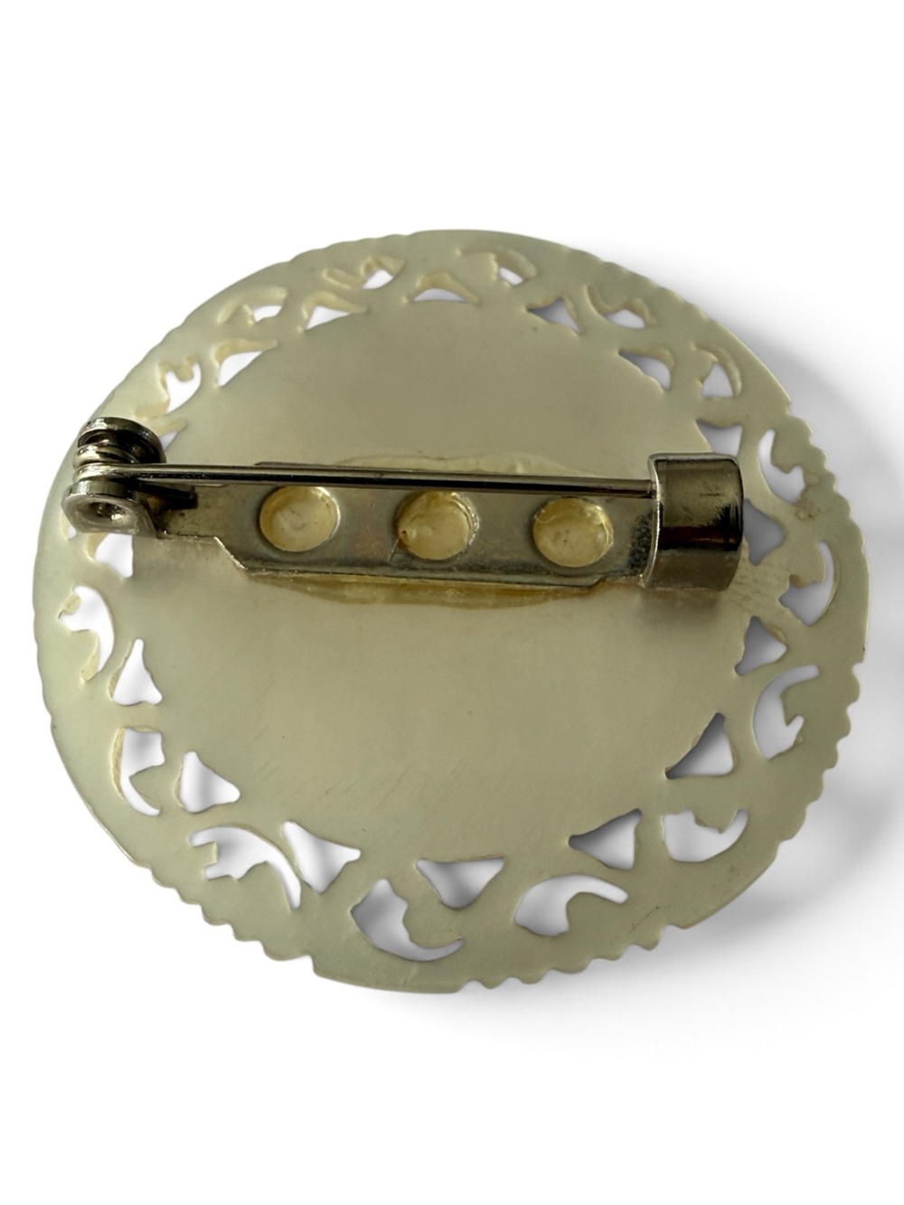 Vintage 1940s–1950s Mother Of Pearl Brooch,  Mid‑Century C‑Clasp - Picture 9 of 12